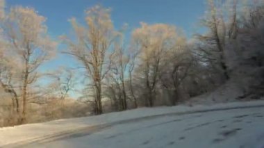 karlı bir yol üzerinde bir yolculuk şehir dışında. zaman atlamalı.