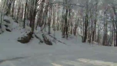 karlı bir yol üzerinde bir yolculuk şehir dışında. zaman atlamalı.