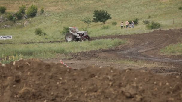 СИМФЕРОПОЛЬ, УКРАИНА - 2 июля: Мини-багги участвуют в Первом Кубке Крыма "Прохват Дерби" (экстремальное автодерби), 2 июля 2010 года, Симферополь, Крым, Украина . — стоковое видео