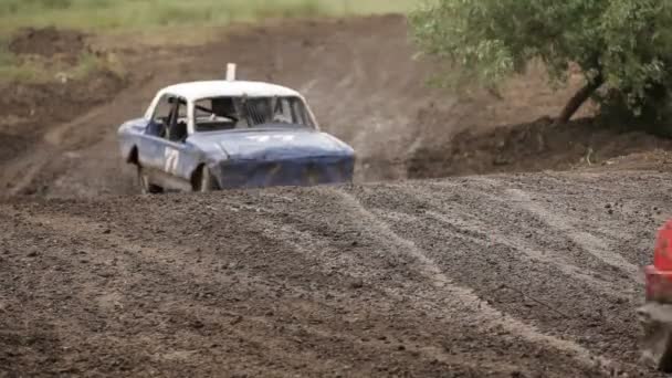 SIMFEROPOL, UCRANIA - 2 DE JULIO: Coches de época participan en la Primera Copa de Crimea "Prohvat Derby" (extrema auto derby), 2 de julio de 2010, Simferopol, Crimea, Ucrania . — Vídeo de stock