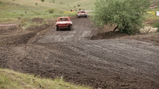 SIMFEROPOL, UKRAINE - JULY 2: Vintage cars participate in First Cup of Crimea "Prohvat Derby" (extreme auto derby), July 2, 2010, Simferopol, Crimea, Ukraine. — Stock Video