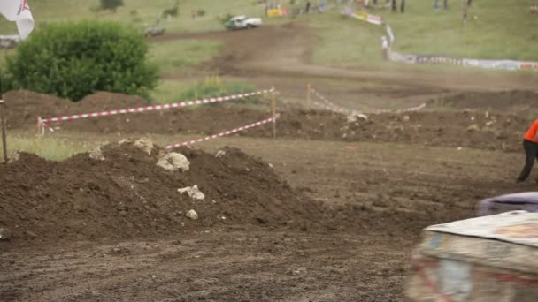 Simferopol, Ukrajina - 2. července: veteránů účastnit první šálek Krym "prohvat derby" (extrémní auto derby), 2 července 2010, simferopol, Krym, Ukrajina. — Stock video