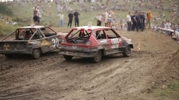 SIMFEROPOL, UKRAINE - JULY 2: Vintage cars participate in First Cup of Crimea "Prohvat Derby" (extreme auto derby), July 2, 2010, Simferopol, Crimea, Ukraine. — Stock Video