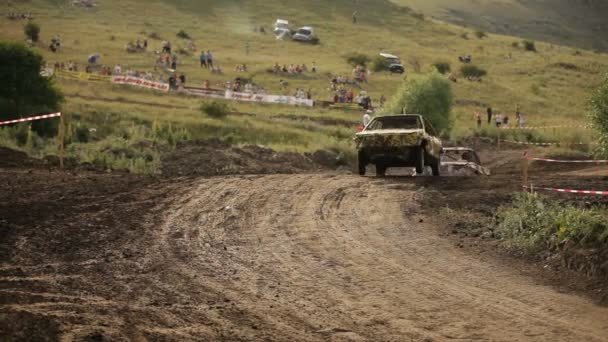 SIMFEROPOL, UKRAINE - JULY 2: Vintage cars participate in First Cup of Crimea "Prohvat Derby" (extreme auto derby), July 2, 2010, Simferopol, Crimea, Ukraine. — Stock Video