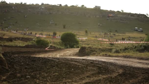 SIMFEROPOL, UKRAINE - JULY 2: Vintage cars participate in First Cup of Crimea "Prohvat Derby" (extreme auto derby), July 2, 2010, Simferopol, Crimea, Ukraine. — Stock Video