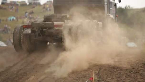 SIMFEROPOL, UKRAINE - JULY 2: Vintage cars participate in First Cup of Crimea "Prohvat Derby" (extreme auto derby), July 2, 2010, Simferopol, Crimea, Ukraine. — Stock Video