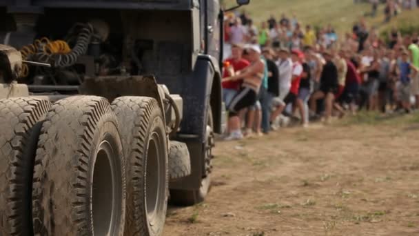 SIMFEROPOL, UKRAINE - JULY 2: Vintage cars participate in First Cup of Crimea "Prohvat Derby" (extreme auto derby), July 2, 2010, Simferopol, Crimea, Ukraine. — Stock Video