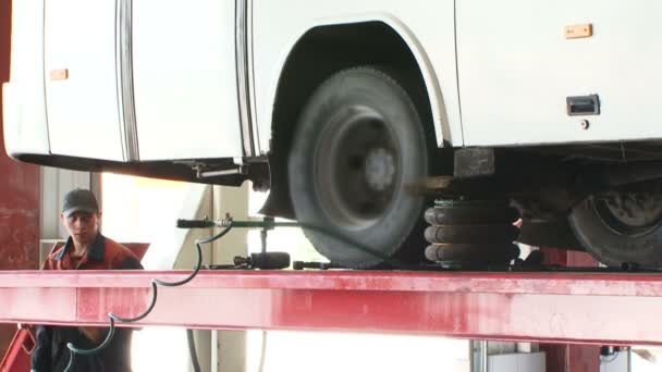 Profesionální práce. testovací auto pneumatiky na čerpací stanici — Stock video