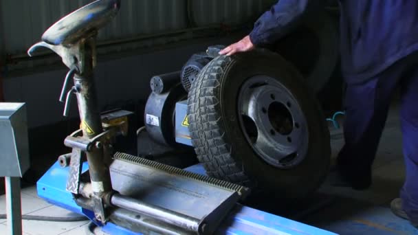 Travail professionnel. Essai des pneus de voiture à la station-service — Video