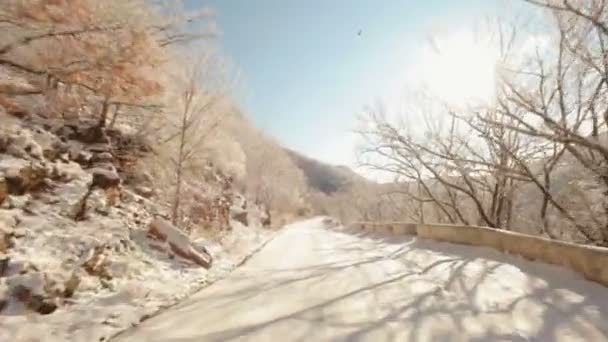 Un viaje fuera de la ciudad en una carretera nevada. Tiempo de caducidad . — Vídeos de Stock