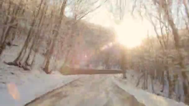 Un viaje fuera de la ciudad en una carretera nevada. Tiempo de caducidad . — Vídeo de stock