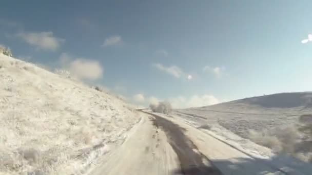 Движение по пригородной дороге — стоковое видео