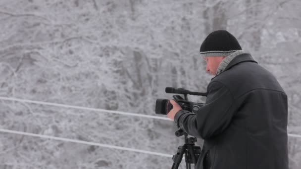 Člověk střílí video — Stock video