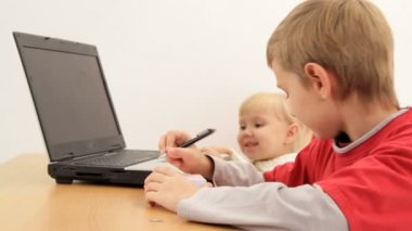 iki küçük çocuk bir dizüstü bilgisayar kullanmak