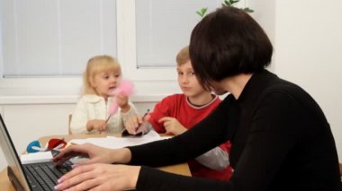bekar bir anne. annelerinin sert dizüstü bilgisayarda çalışır iken, iki küçük çocuk oynadı. hareket zoom