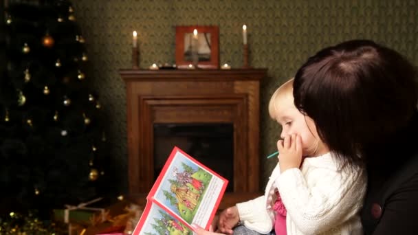 Regalo de Año Nuevo. Mamá le permite a su hija elegir algunos para los regalos de Navidad. Dos cuadros . — Vídeo de stock