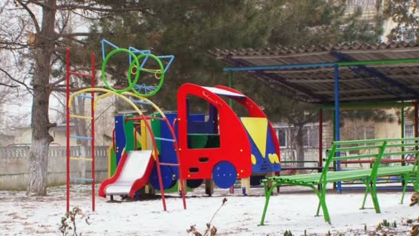 Parque infantil durante la tormenta de nieve de invierno . — Vídeos de Stock