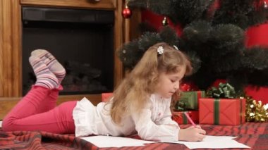 hediyelerini açmak için bekleyen bir Noel ağacı altında bir kız. Noel bekliyor.