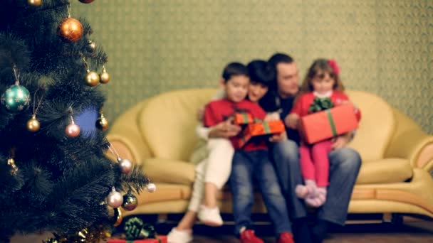 カップルの子供たちとクリスマスを祝います。家族で祝う. — ストック動画