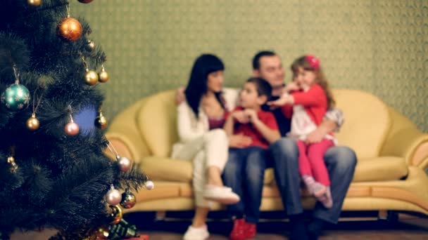 Ζεύγους που γιορτάζει τα Χριστούγεννα με τα παιδιά τους. Γιορτάζοντας με την οικογένειά. — Αρχείο Βίντεο