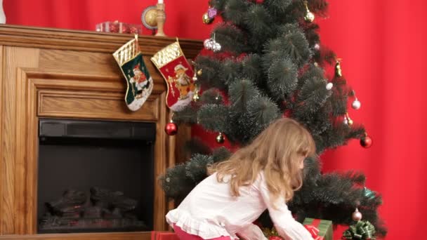 (Inglés) jalá (Inglés) jalá (Inglés): Niña buscando regalos debajo de un árbol de Navidad. Una chica bajo un árbol de Navidad. (Inglés) jalá (Inglés) jalá (Inglés): Niña buscando regalos debajo de un árbol de Navidad. Una chica bajo un árbol de Navidad. ¡No! ¡No! — Vídeo de stock