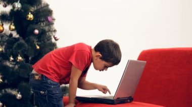 Annenin Laptop ile oynamak