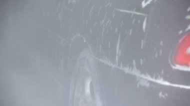 temiz bir makine. Araba araba yıkamacıda temizlenmiş bir parlaklık için.