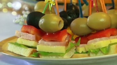 lezzetli bir yemek masasında