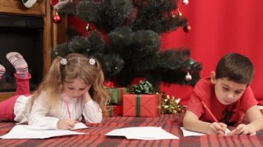 Çocuklar Noel ağacı altında