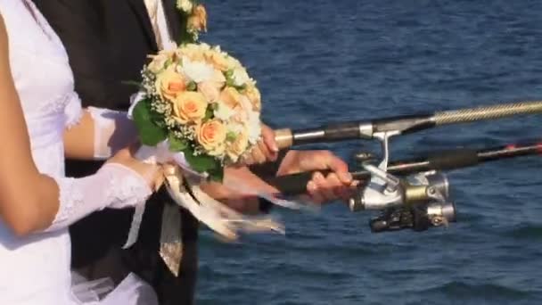 Риболовля. Наречений і наречений на риболовлі . — стокове відео