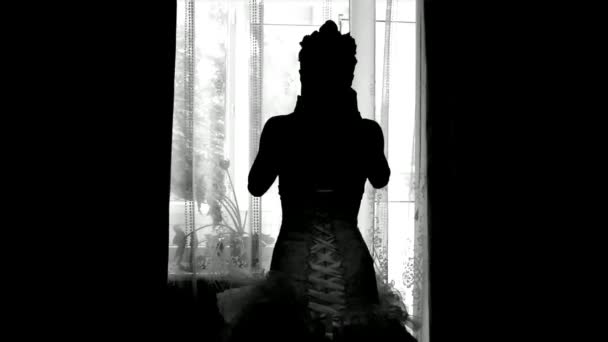 新娘的剪影。新娘的身影站立在窗子. — 图库视频影像