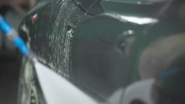 Schoon machine. auto bij de car wash gereinigd om een glans. — Stockvideo