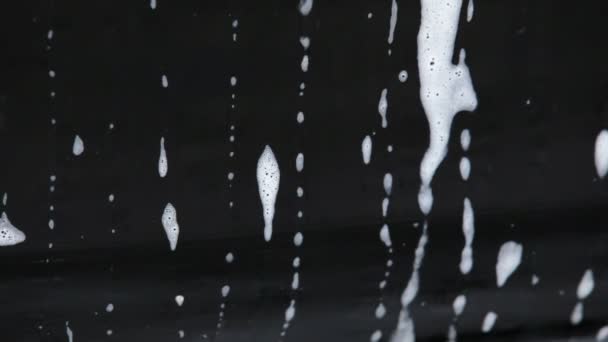 Schoon machine. auto bij de car wash gereinigd om een glans. — Stockvideo