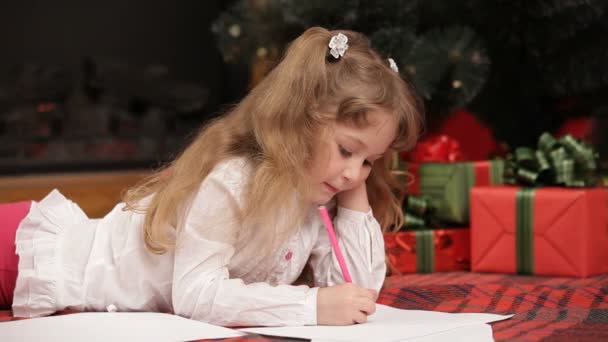 Niño bajo un árbol de Navidad — Vídeos de Stock