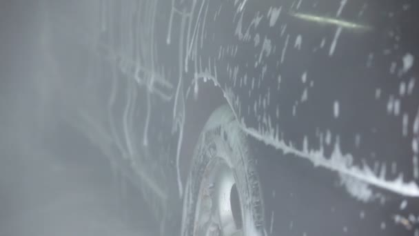 Ren maskin. bil på biltvätt rengöras till en glans. — Stockvideo