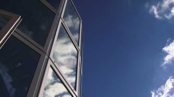 Reflejado en rascacielos — Vídeo de stock