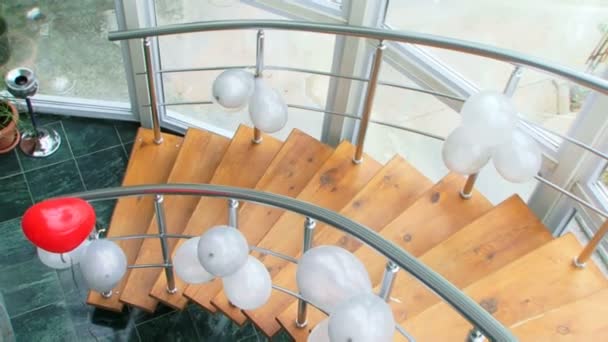 Escalera con globos — Vídeo de stock