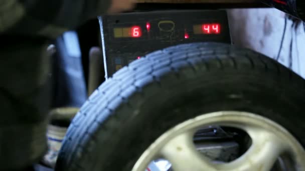 Trabajo profesional. Prueba de neumáticos de coche en la estación de servicio — Vídeos de Stock