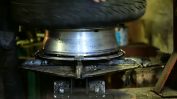 Profesionální práce. testovací auto pneumatiky na čerpací stanici — Stock video