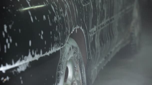 Ren maskin. bil på biltvätt rengöras till en glans. — Stockvideo
