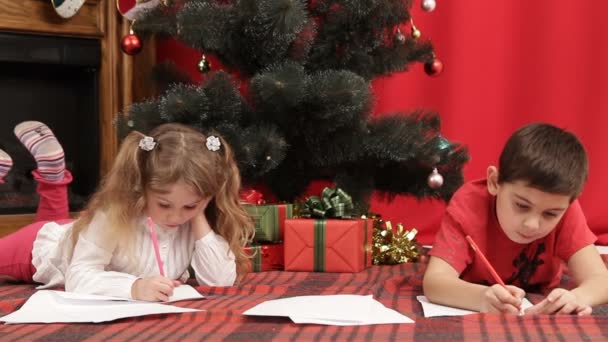 Niños bajo un árbol de Navidad — Vídeo de stock