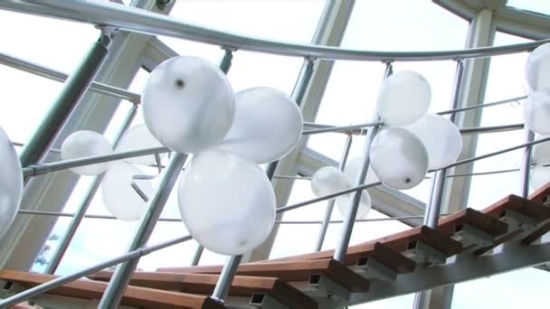 Лестница с воздушными шарами — стоковое видео