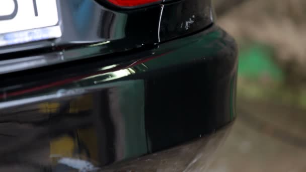 Ren maskin. vatten droppar från nyligen tvättat bilen. — Stockvideo