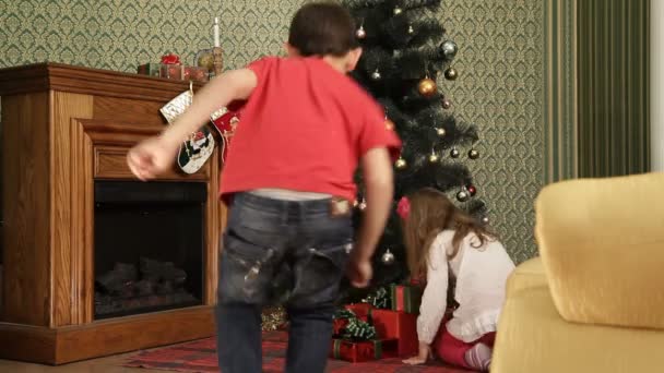 Noel ağacının altında hediyeler — Stok video
