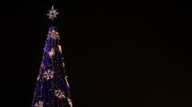 gece gökyüzü parlak Noel ağacı.
