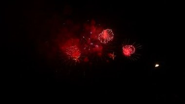 renkli havai fişek. çok güzel ve renkli gece gökyüzünde havai.