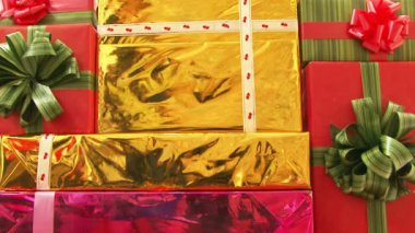 çeşitli hediyeler bir masanın üzerine yerleştirilen.