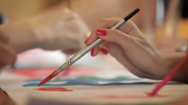 Malování obrazu s akvarely na výtvarná výchova. — Stock video