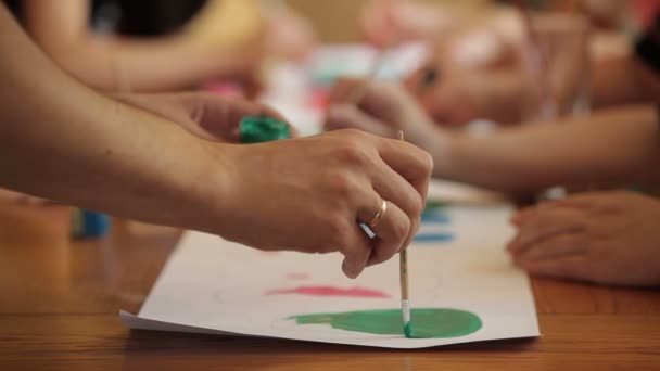 Schilderij van een afbeelding met aquarellen op kunst klassen. — Stockvideo