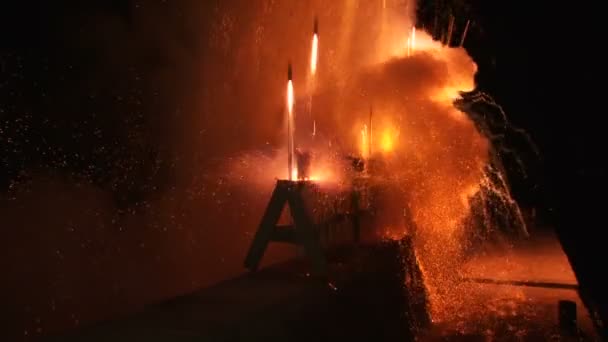 Pyrotechnik in Wassernähe in einer Reihe. — Stockvideo